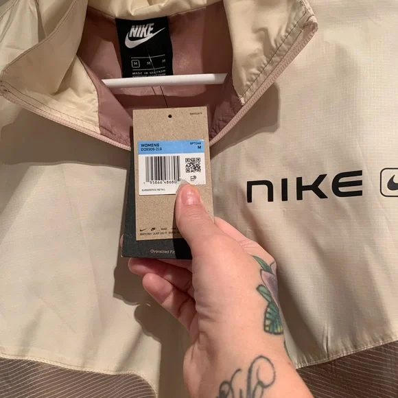 Brand new with tags women’s Nike Windbreaker Size M - Picture 3 of 4